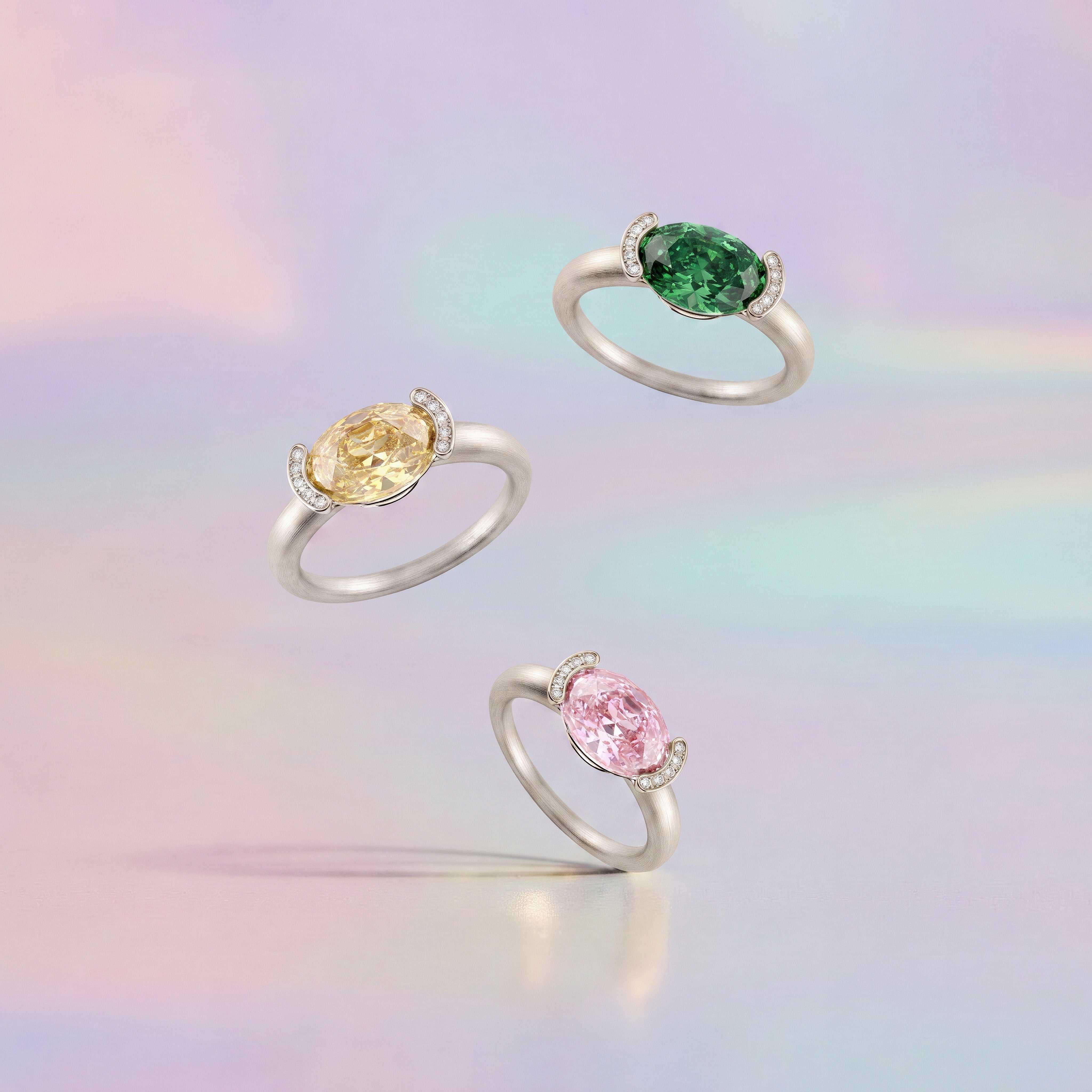 Bagues Christine pinkie ring en or blanc 18 carats recyclé, diamants de synthèse vert, jaune et rose, portées à l'auriculaire - Lauredi