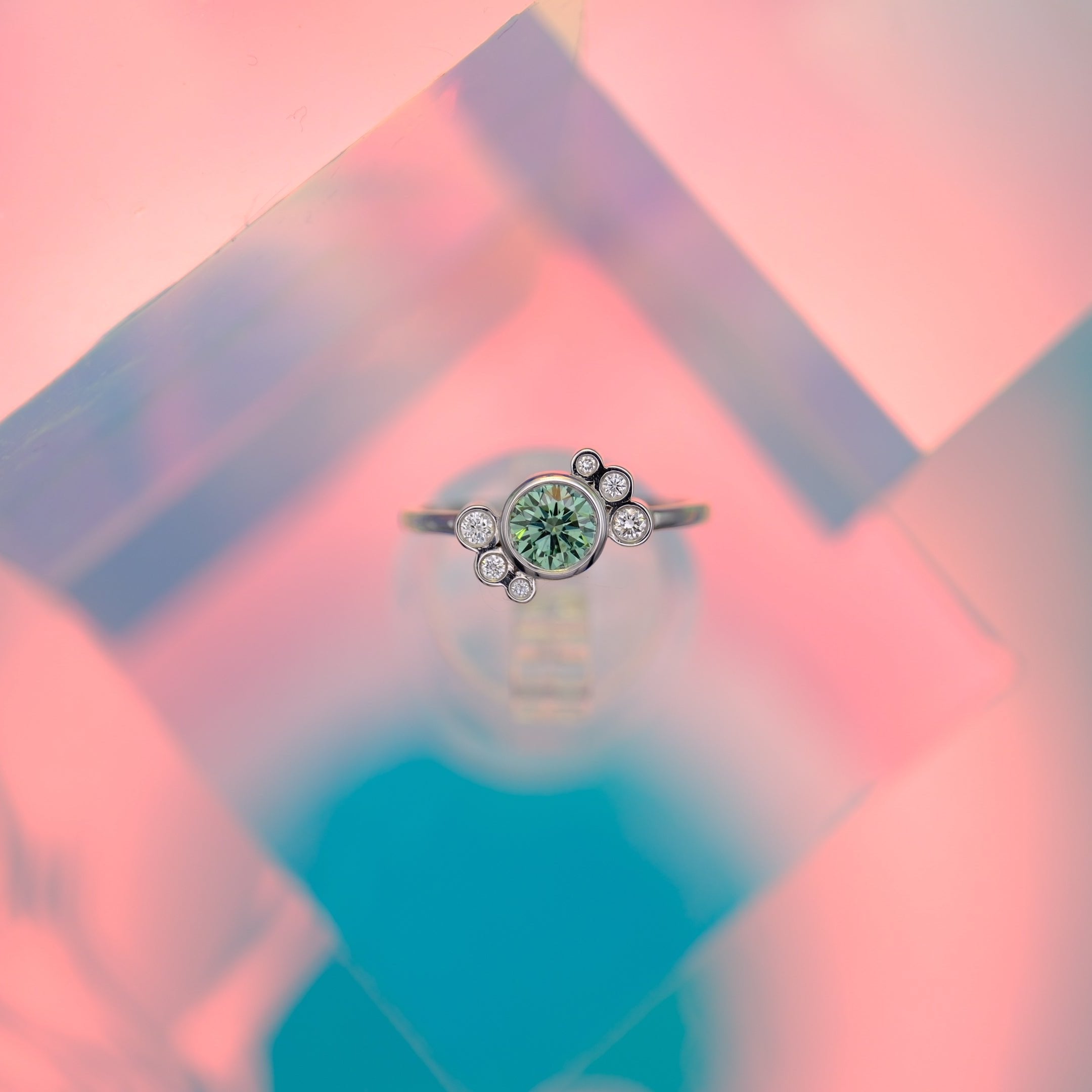 Bague de fiancaille Andrea or blanc et diamant vert