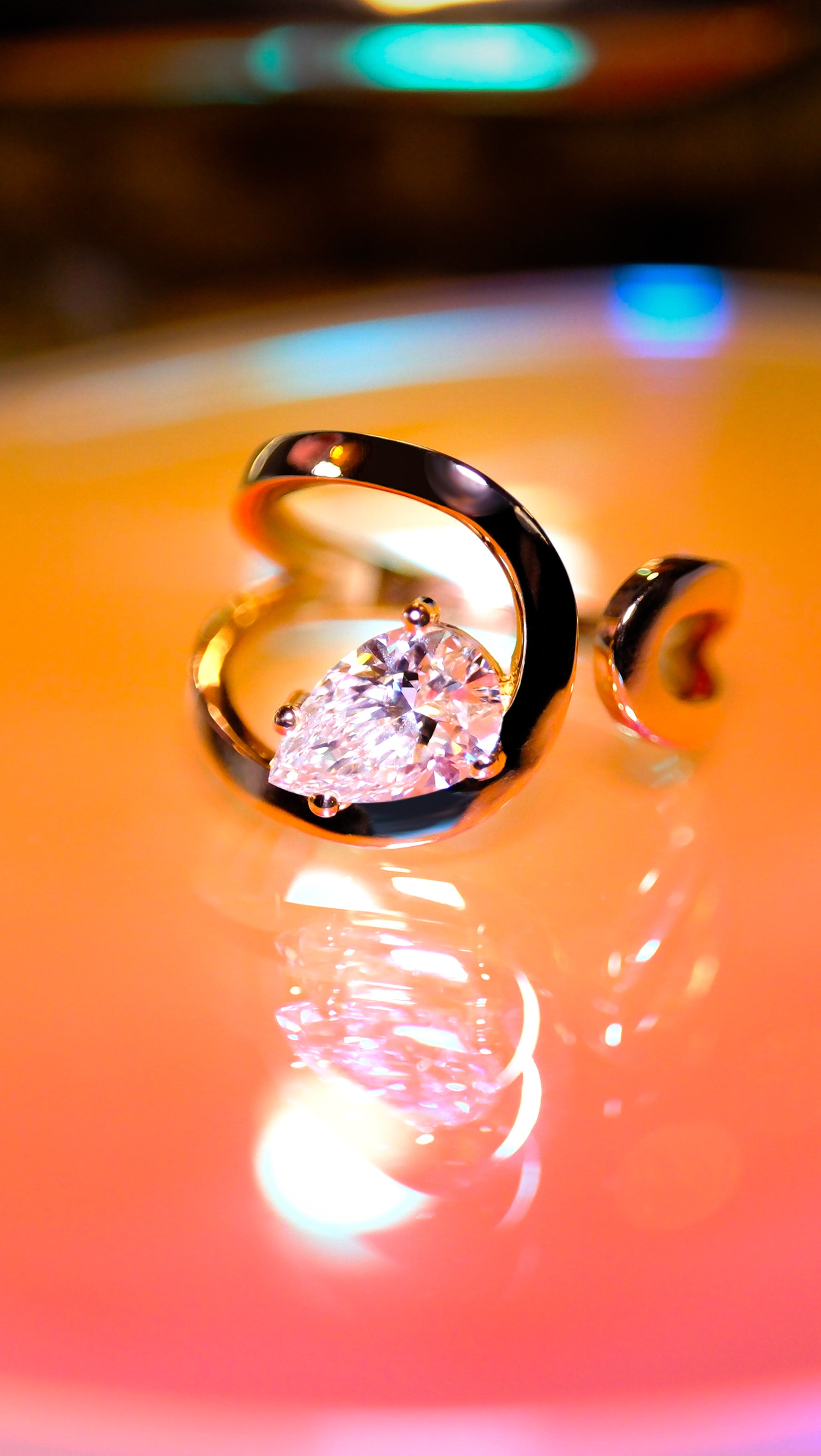 Bague loop diamant poire blanc or jaune 18 carats