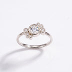 Bague de fiançailles Andrea en or blanc, diamant de synthèse blanc 0,5 ct et six diamants latéraux – Lauredi