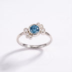Bague de fiançailles Andrea en or blanc, diamant de synthèse bleu 0,5 ct et six diamants latéraux – Lauredi