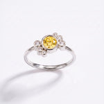 Bague de fiançailles Andrea en or blanc, diamant de synthèse jaune 0,5 ct et six diamants latéraux – Lauredi