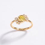 Bague de fiançailles Andrea en or jaune, diamant de synthèse jaune 0,5 ct et six diamants latéraux – Lauredi