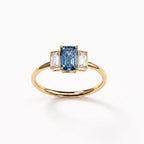 Bague Christine trilogie en or jaune 18 carats, diamant de synthèse bleu – Lauredi