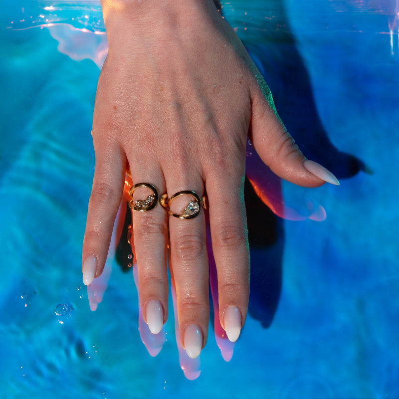 Les bagues loop diamant poire, et loop diamant trio or jaune portée