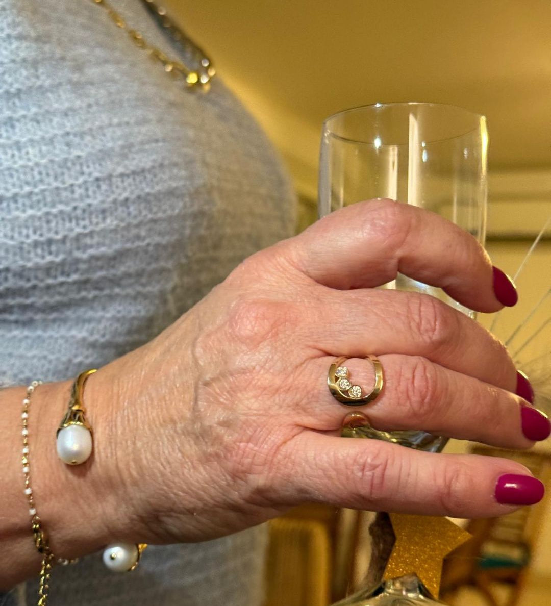 Bague loop trio or jaune portée par nathalie