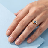 Bague Andrea diamant bleu portée - Lauredi