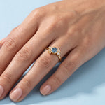 Bague Andrea diamant bleu portée - Lauredi