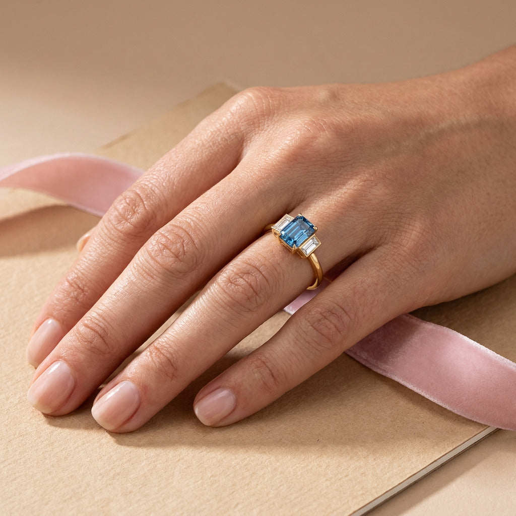 Bague Christine diamant bleu portée - Lauredi