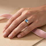 Bague Christine diamant bleu portée - Lauredi