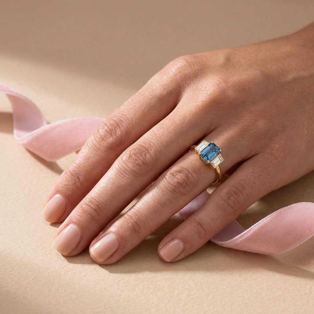 Bague Christine diamant bleu portée - Lauredi
