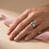 Bague Christine diamant bleu portée - Lauredi