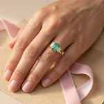 Bague Christine diamant vert portée - Lauredi
