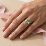 Bague Christine diamant vert portée - Lauredi