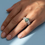 Bague Mme La Marquise diamant marquise vert portée - Lauredi
