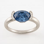 Bague Christine Bonbon en or blanc 18 carats recyclé, diamant de synthèse bleu de taille ovale serti est-ouest entre deux croissants pavés - Lauredi