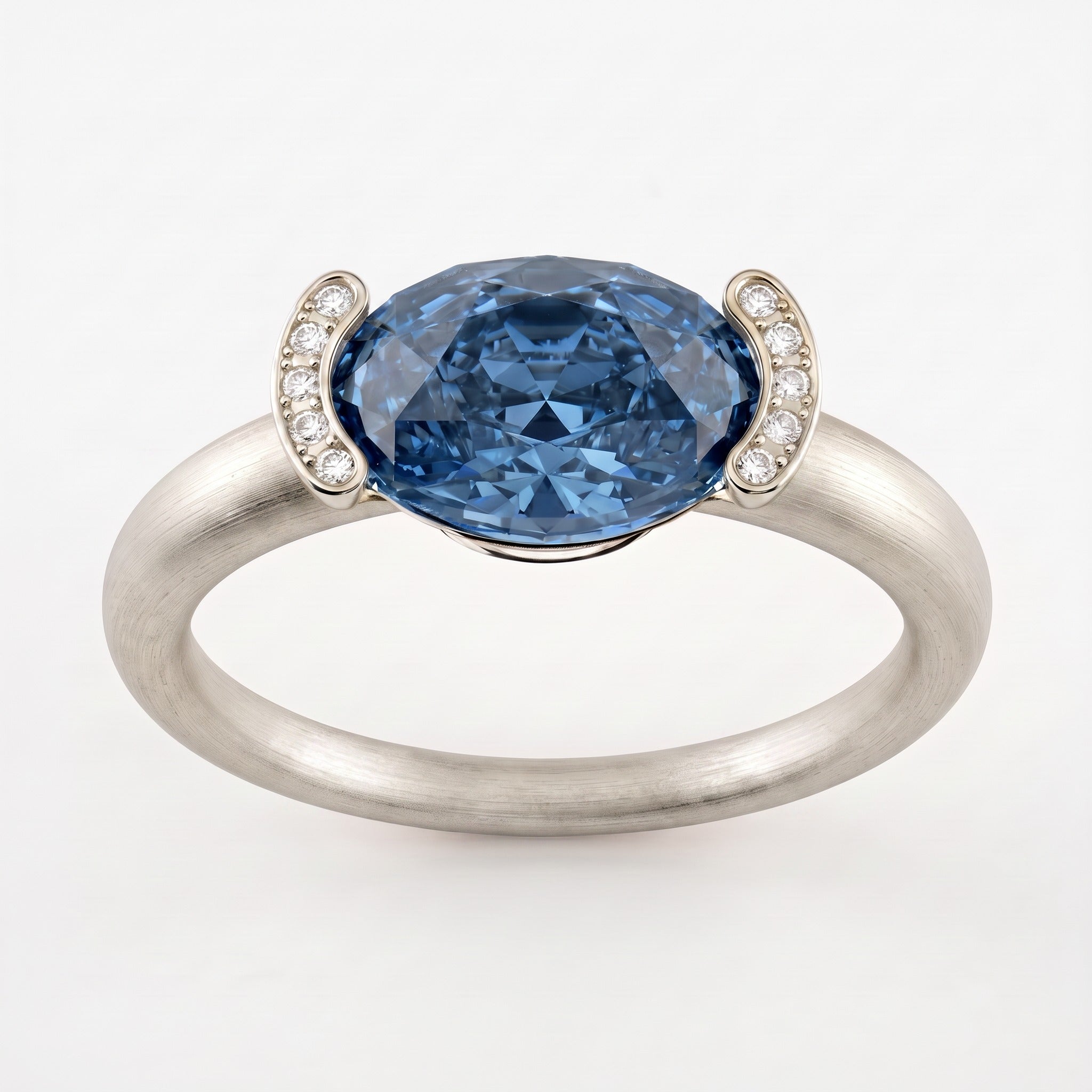 Bague Christine Bonbon en or blanc 18 carats recyclé, diamant de synthèse bleu de taille ovale serti est-ouest entre deux croissants pavés - Lauredi