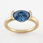 Bague Christine Bonbon en or jaune 18 carats recyclé, diamant de synthèse bleu de taille ovale serti est-ouest entre deux croissants pavés - Lauredi