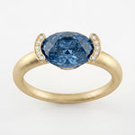 Bague Christine Bonbon en or jaune 18 carats recyclé, diamant de synthèse bleu de taille ovale serti est-ouest entre deux croissants pavés - Lauredi