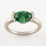 Bague Christine Bonbon en or blanc 18 carats recyclé, diamant de synthèse vert de taille ovale serti est-ouest entre deux croissants pavés - Lauredi