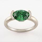 Bague Christine Bonbon en or blanc 18 carats recyclé, diamant de synthèse vert de taille ovale serti est-ouest entre deux croissants pavés - Lauredi