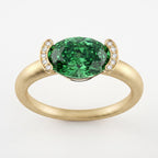 Bague Christine Bonbon en or jaune 18 carats recyclé, diamant de synthèse vert de taille ovale serti est-ouest entre deux croissants pavés - Lauredi