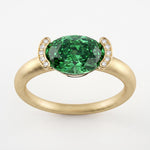 Bague Christine Bonbon en or jaune 18 carats recyclé, diamant de synthèse vert de taille ovale serti est-ouest entre deux croissants pavés - Lauredi