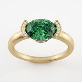 Bague Christine Bonbon en or jaune 18 carats recyclé, diamant de synthèse vert de taille ovale serti est-ouest entre deux croissants pavés - Lauredi