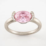 Bague Christine Bonbon en or blanc 18 carats recyclé, diamant de synthèse rose de taille ovale serti est-ouest entre deux croissants pavés - Lauredi