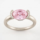 Bague Christine Bonbon en or blanc 18 carats recyclé, diamant de synthèse rose de taille ovale serti est-ouest entre deux croissants pavés - Lauredi