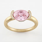 Bague Christine Bonbon en or jaune 18 carats recyclé, diamant de synthèse rose de taille ovale serti est-ouest entre deux croissants pavés - Lauredi