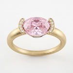 Bague Christine Bonbon en or jaune 18 carats recyclé, diamant de synthèse rose de taille ovale serti est-ouest entre deux croissants pavés - Lauredi