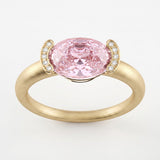Bague Christine Bonbon en or jaune 18 carats recyclé, diamant de synthèse rose de taille ovale serti est-ouest entre deux croissants pavés - Lauredi