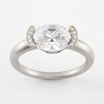 Bague Christine Bonbon en or blanc 18 carats recyclé, diamant de synthèse blanc de taille ovale serti est-ouest entre deux croissants pavés - Lauredi