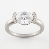 Bague Christine Bonbon en or blanc 18 carats recyclé, diamant de synthèse blanc de taille ovale serti est-ouest entre deux croissants pavés - Lauredi
