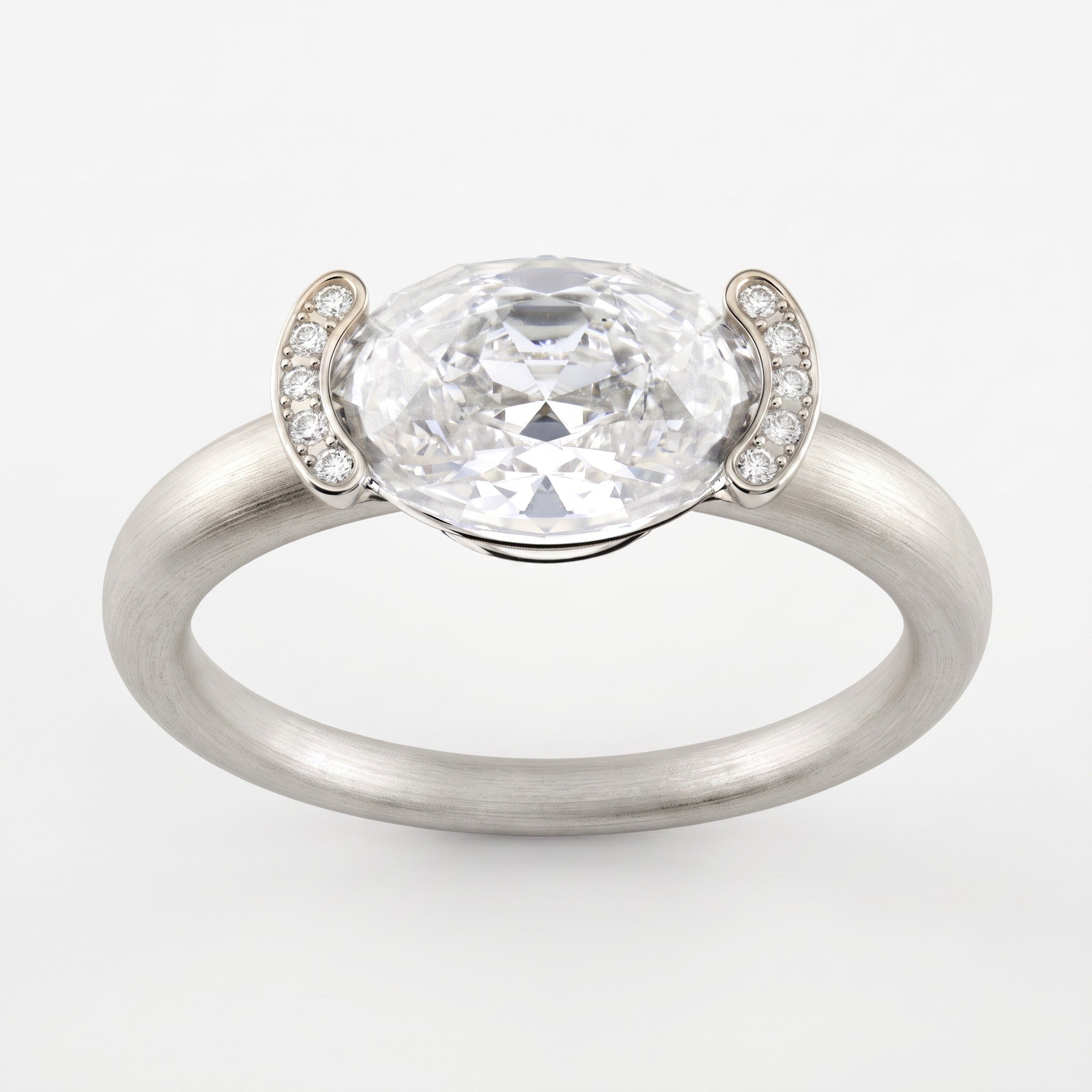 Bague Christine Bonbon en or blanc 18 carats recyclé, diamant de synthèse blanc de taille ovale serti est-ouest entre deux croissants pavés - Lauredi