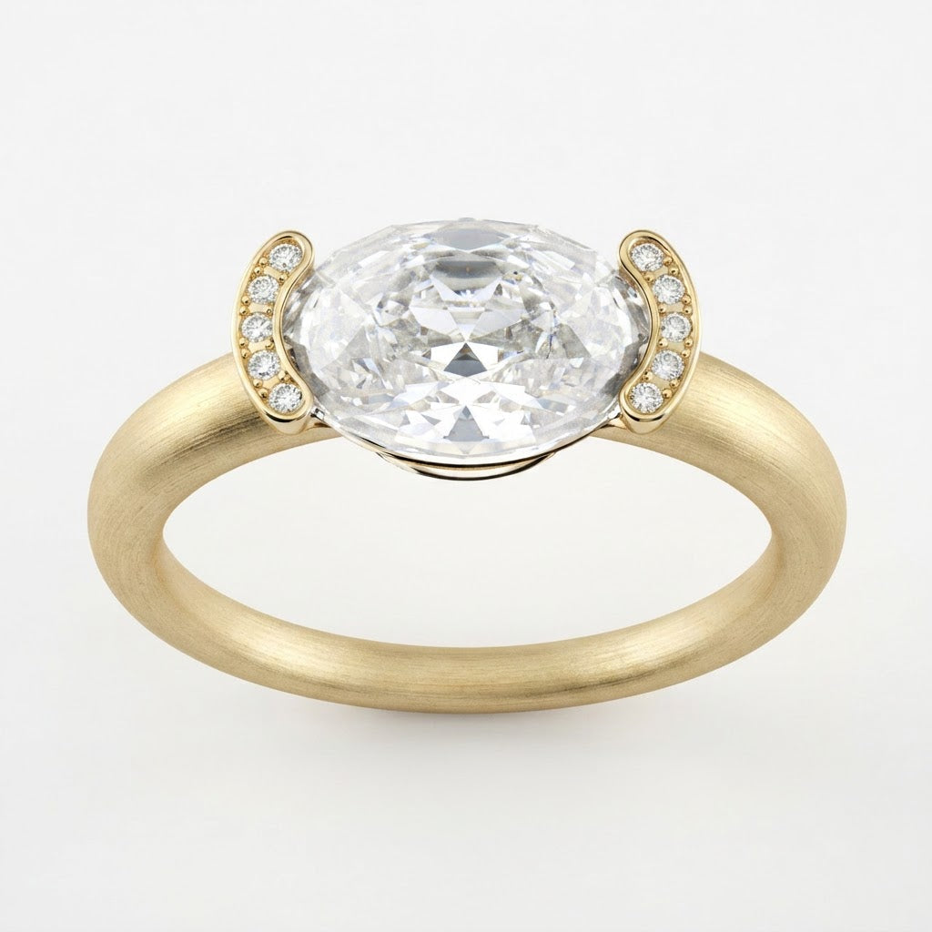 Bague Christine Bonbon en or jaune 18 carats recyclé, diamant de synthèse blanc de taille ovale serti est-ouest entre deux croissants pavés - Lauredi