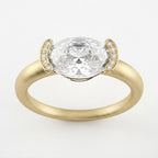 Bague Christine Bonbon en or jaune 18 carats recyclé, diamant de synthèse blanc de taille ovale serti est-ouest entre deux croissants pavés - Lauredi