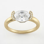 Bague Christine Bonbon en or jaune 18 carats recyclé, diamant de synthèse blanc de taille ovale serti est-ouest entre deux croissants pavés - Lauredi