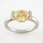 Bague Christine Bonbon en or blanc 18 carats recyclé, diamant de synthèse jaune de taille ovale serti est-ouest entre deux croissants pavés - Lauredi
