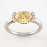 Bague Christine Bonbon en or blanc 18 carats recyclé, diamant de synthèse jaune de taille ovale serti est-ouest entre deux croissants pavés - Lauredi