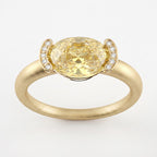 Bague Christine Bonbon en or jaune 18 carats recyclé, diamant de synthèse jaune de taille ovale serti est-ouest entre deux croissants pavés - Lauredi