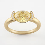 Bague Christine Bonbon en or jaune 18 carats recyclé, diamant de synthèse jaune de taille ovale serti est-ouest entre deux croissants pavés - Lauredi