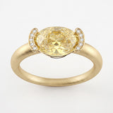 Bague Christine Bonbon en or jaune 18 carats recyclé, diamant de synthèse jaune de taille ovale serti est-ouest entre deux croissants pavés - Lauredi