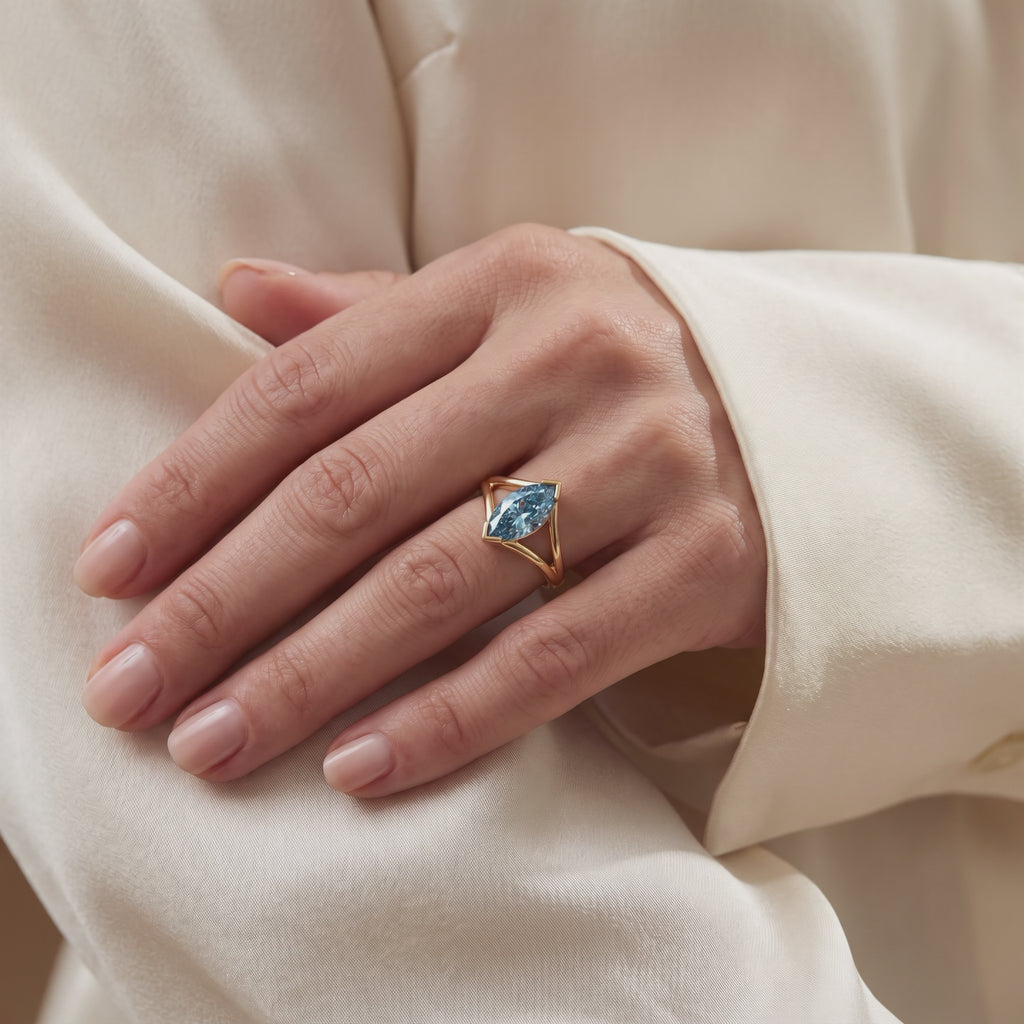 Vidéo solitaire Mme La Marquise diamant marquise porté au doigt - Lauredi