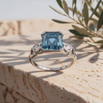 Vidéo bague Faubourg 1925 diamant Asscher bleu sur pierre et olivier - Lauredi