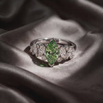Vidéo bague Mme La Marquise diamant marquise vert sur satin - Lauredi