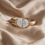Vidéo bague Christine "pinkie ring" diamant blanc sur satin - Lauredi