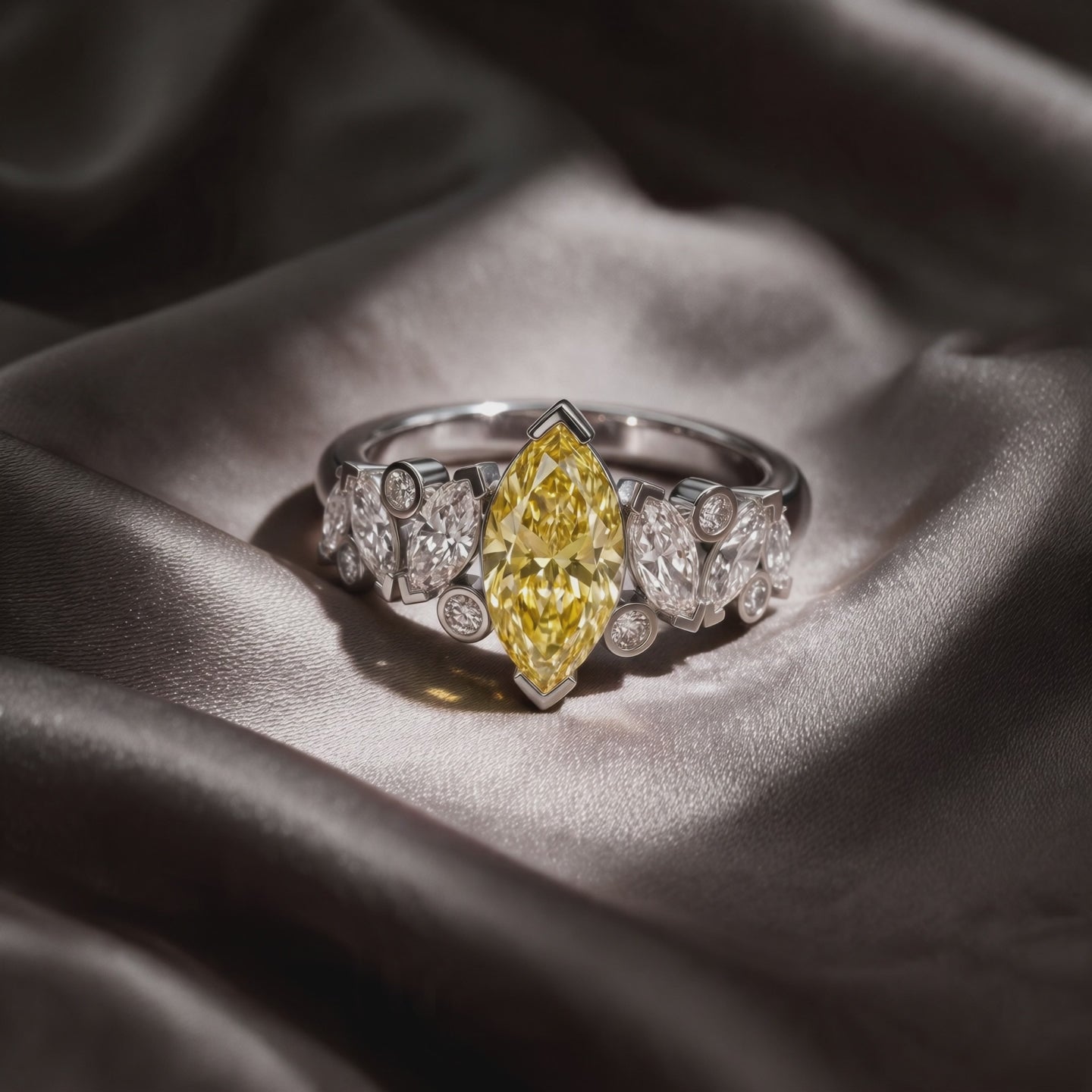 Vidéo bague Mme La Marquise diamant marquise jaune sur satin - Lauredi