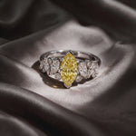 Vidéo bague Mme La Marquise diamant marquise jaune sur satin - Lauredi
